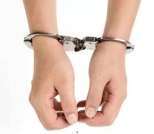娱乐吃瓜酱带上了手铐,手铐事件引发网友热议
